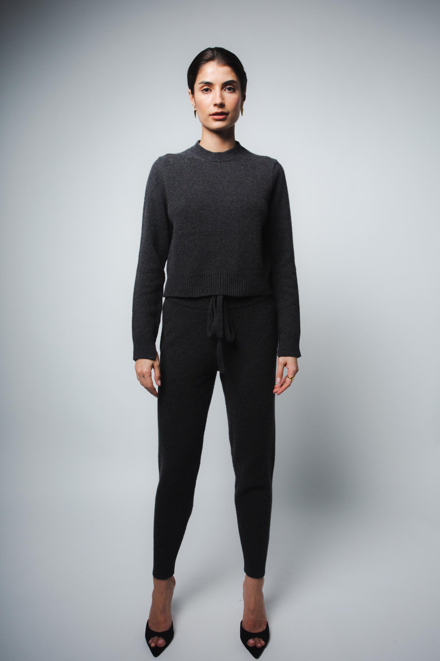 ZOE CROPPED CASHMERE PULLOVER IN ANTHRACITE