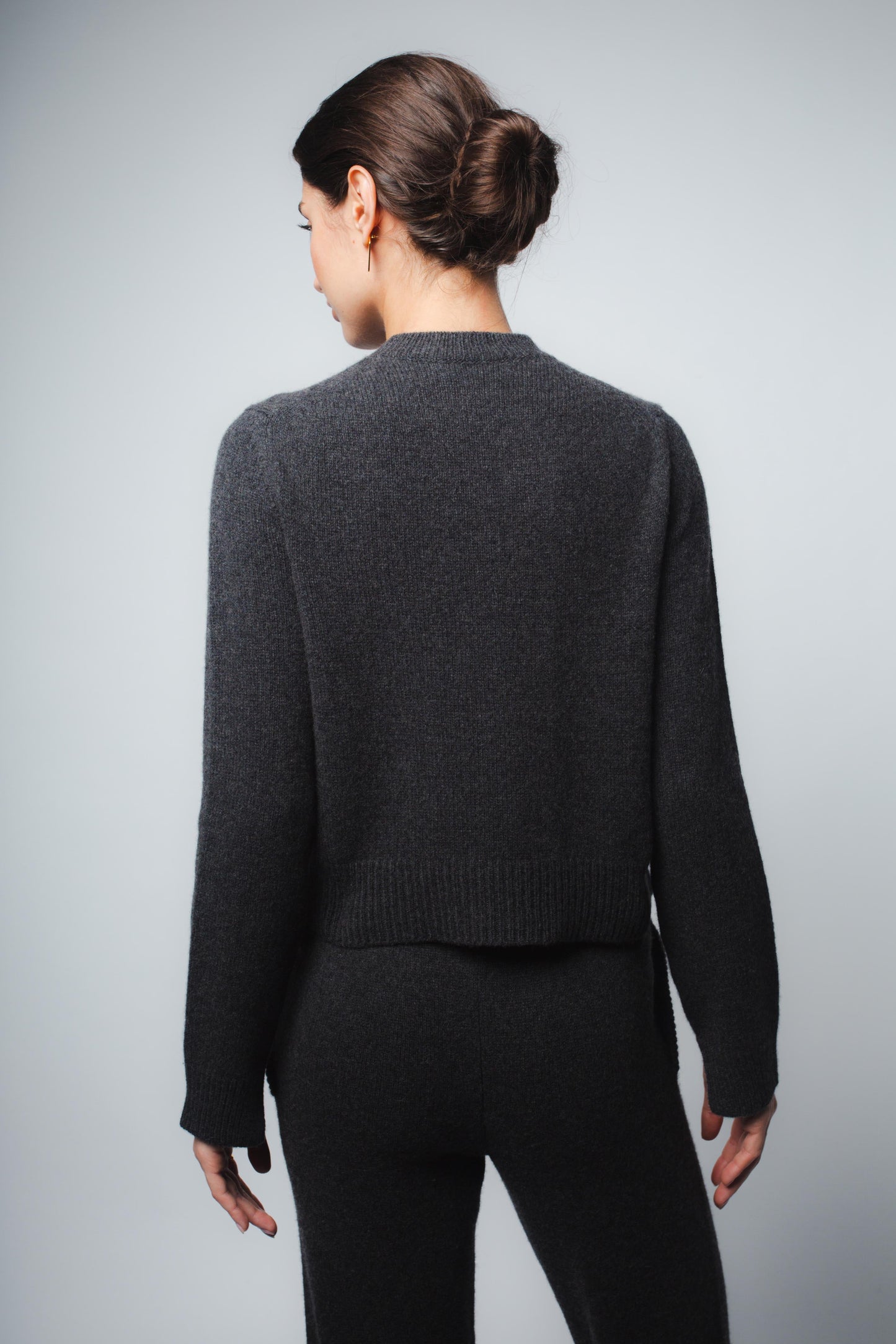 ZOE CROPPED CASHMERE PULLOVER IN ANTHRACITE