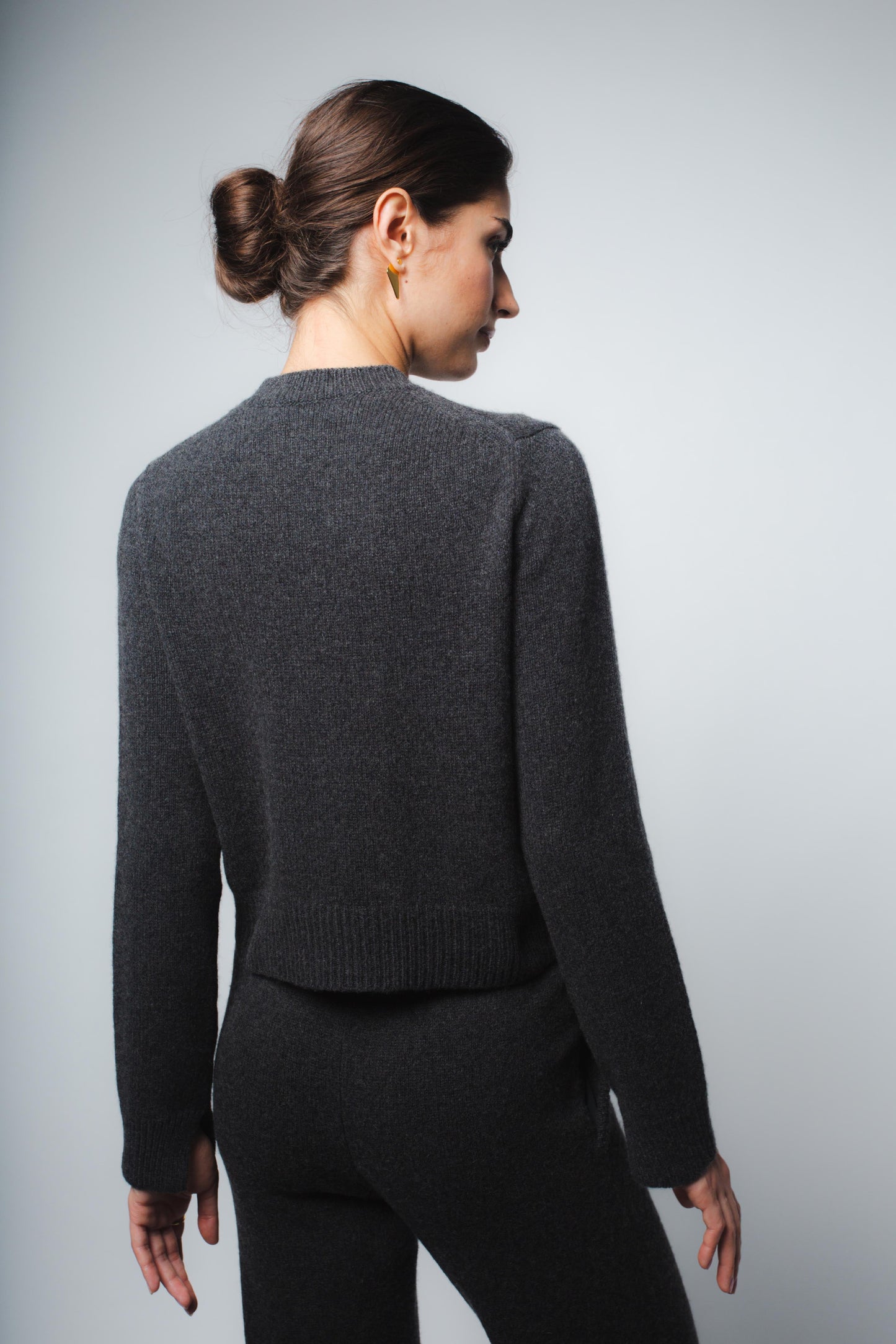 ZOE CROPPED CASHMERE PULLOVER IN ANTHRACITE