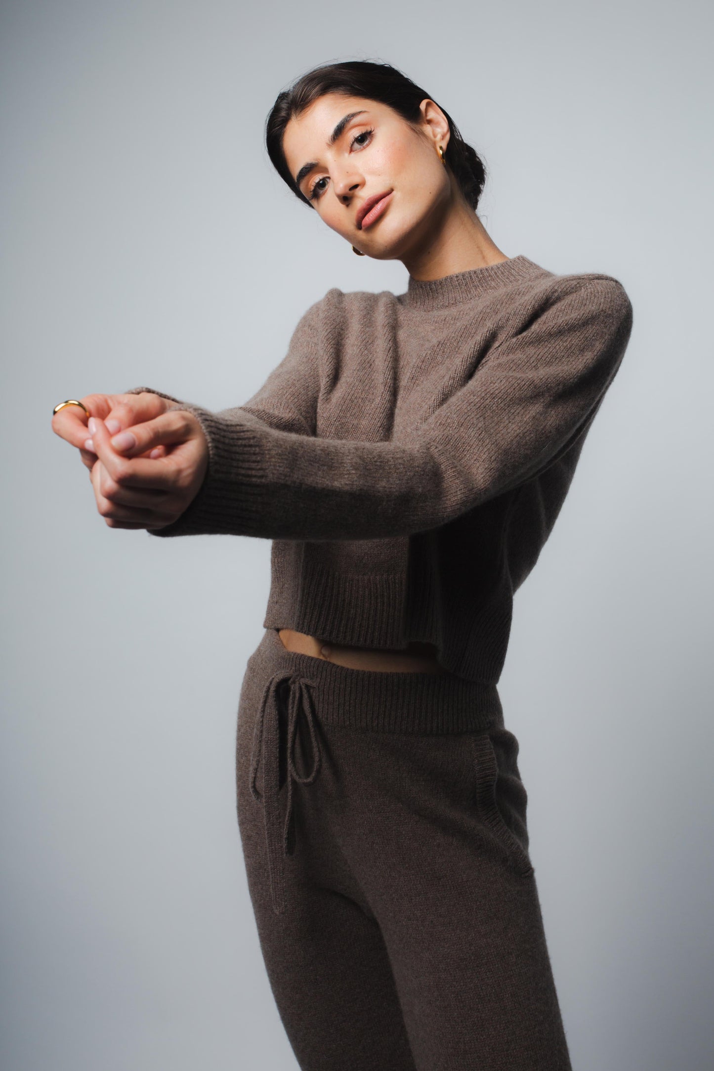 ZOE CROPPED CASHMERE PULLOVER IN CHESTNUT