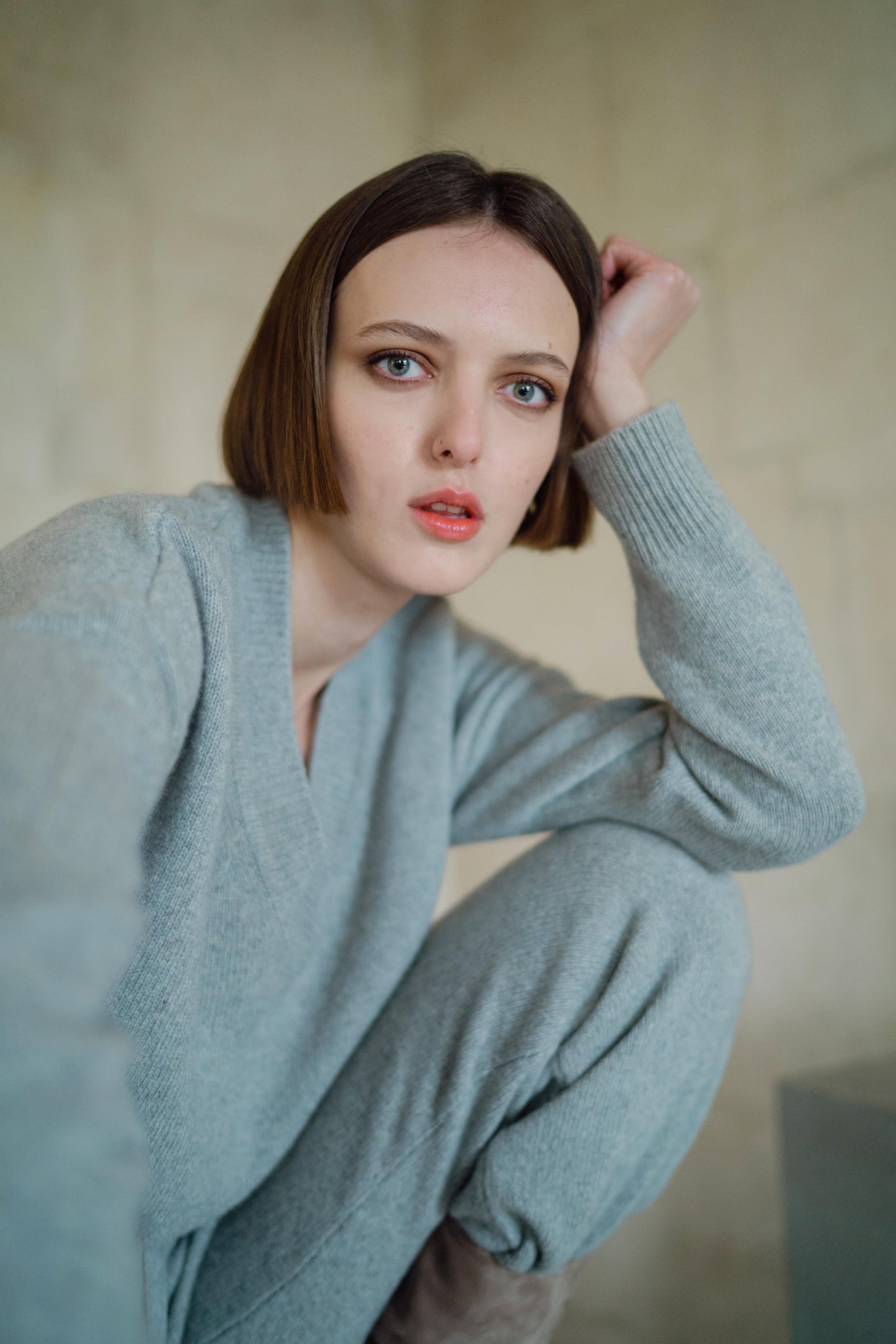 ZOE CROPPED CASHMERE PULLOVER IN HEATHER GREY
