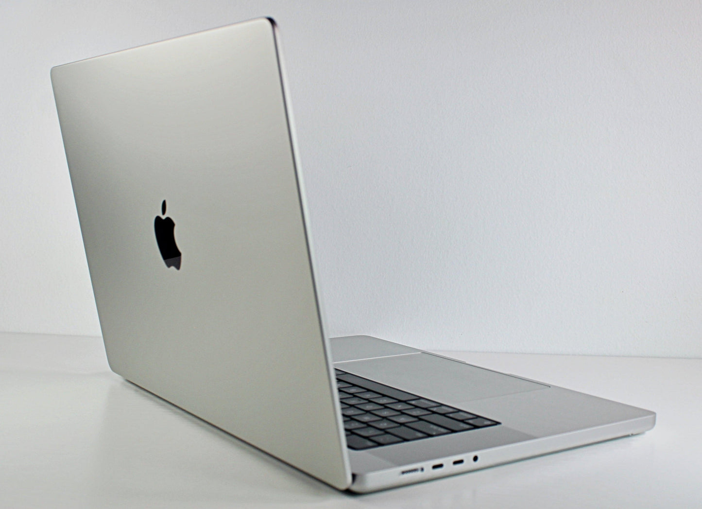 MacBook Pro (2021) 16-inch – Apple M1 Max 32-Core GPU – 64GB RAM 2TB SSD - 2 Battery Cycles