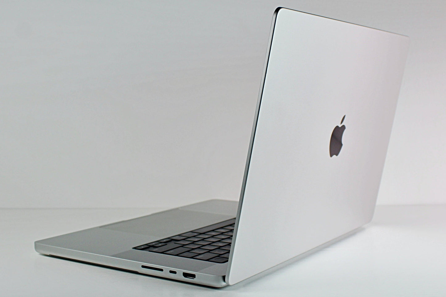 MacBook Pro (2021) 16-inch – Apple M1 Max 32-Core GPU – 64GB RAM 2TB SSD - 2 Battery Cycles