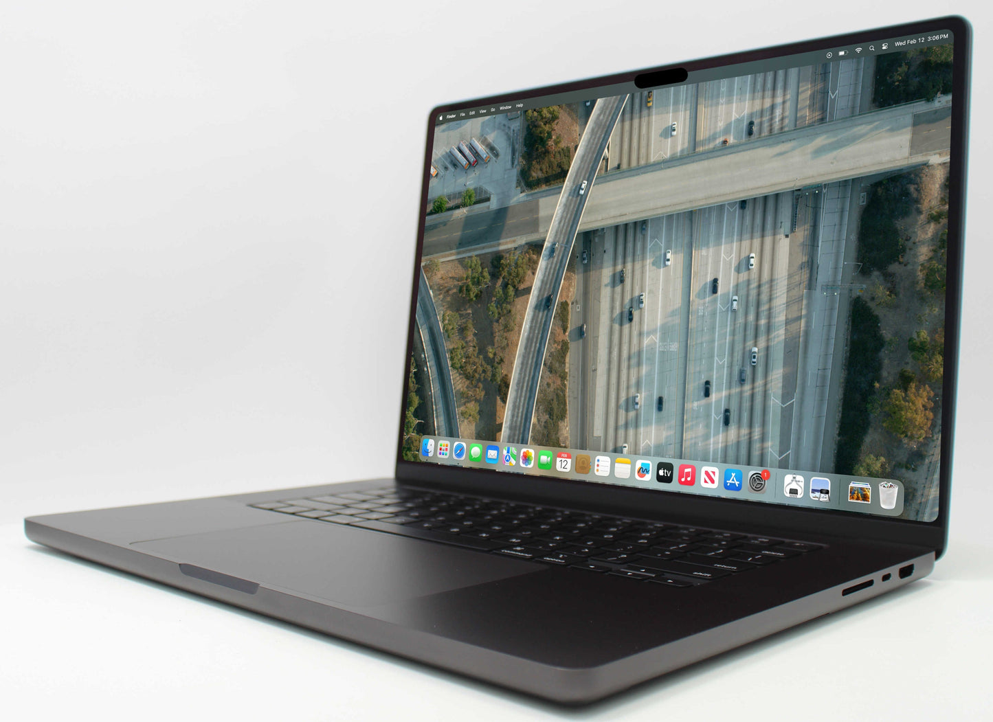 MacBook Pro (2023) 16-inch – Apple M3 Max 40-Core GPU – 128GB RAM 2TB SSD | 35 Cycles