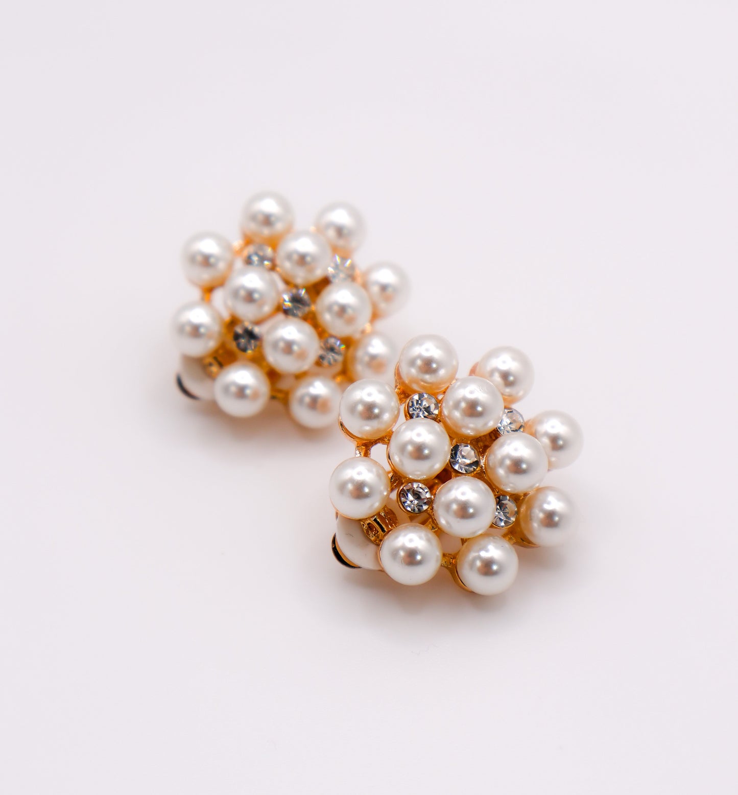 Pearly Floral Elegance Clip-On Earrings Flower-Shaped Non-Pierced Earrings