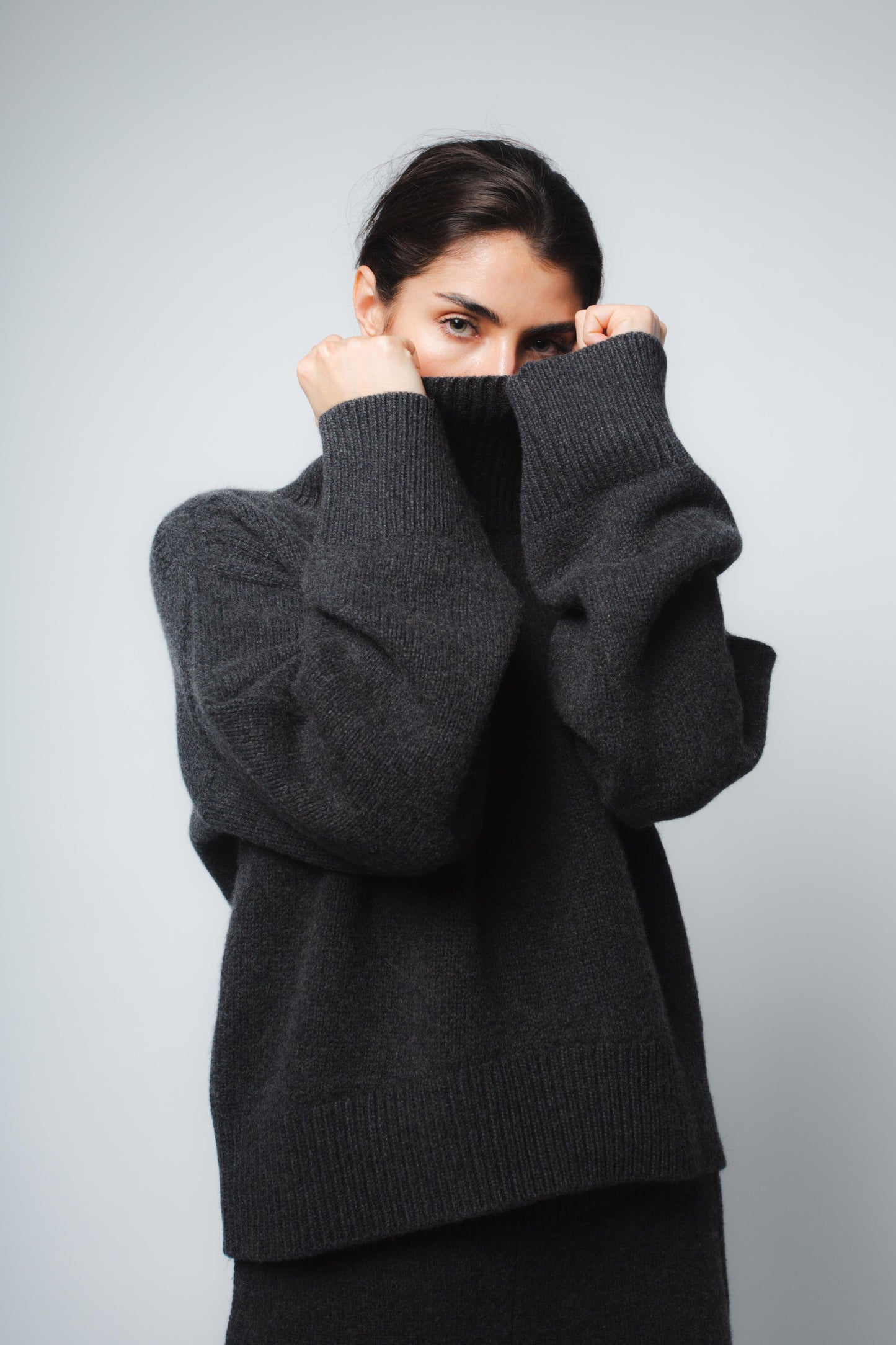 DROPPED SHOULDER CASHMERE Pullover in Anthracite