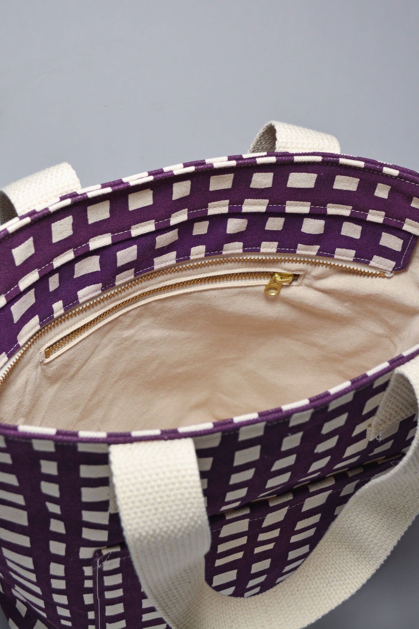 Grid Carry All Tote Sturdy Zip Top Tote Bag