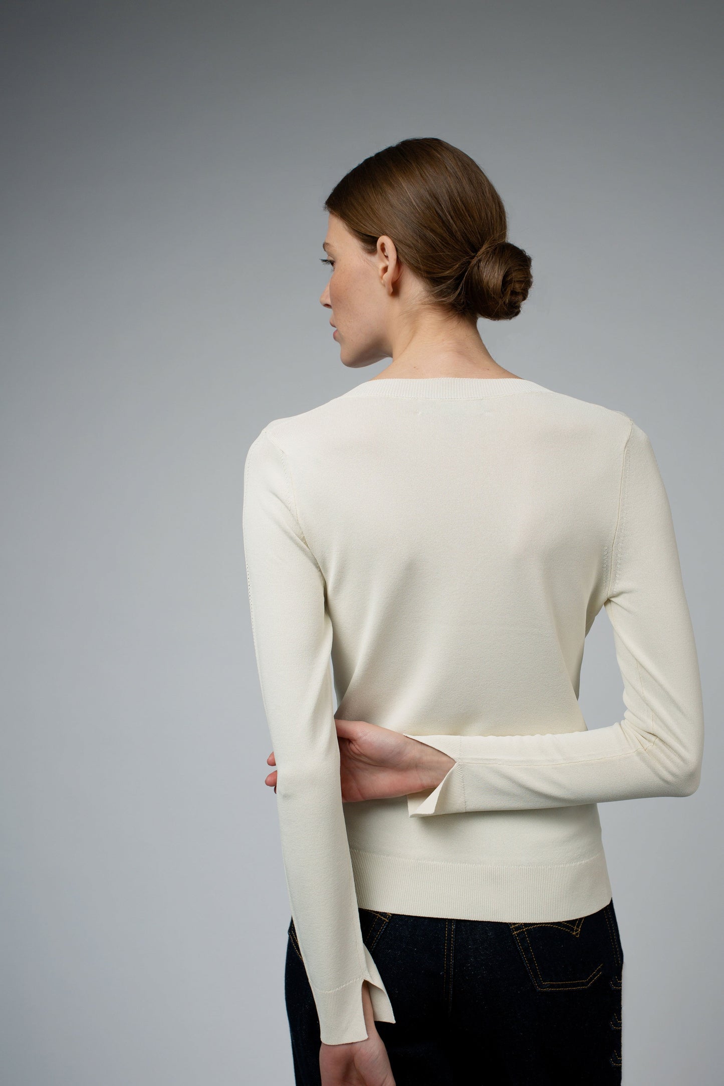 LIVIA LONG SLEEVE V-NECK VISCOSE SWEATER IN CREAM