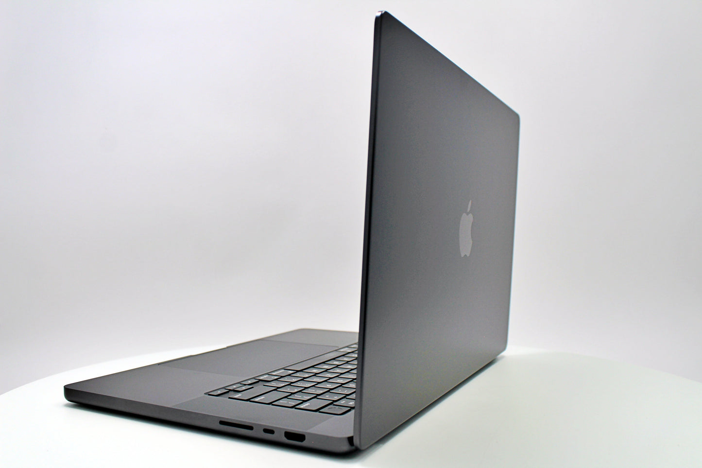 MacBook Pro (2023) 16-inch – Apple M3 Max 40-Core GPU – 128GB RAM 2TB SSD | 35 Cycles