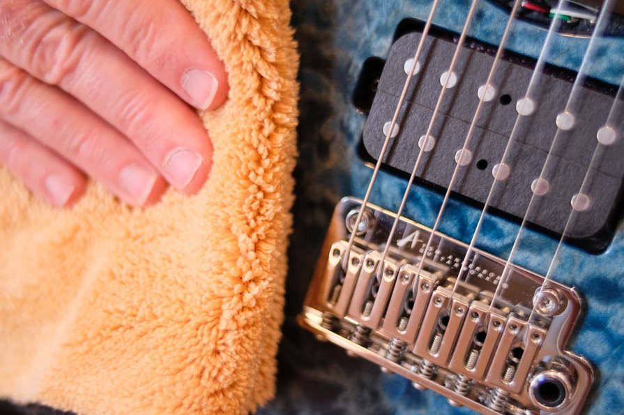 Music Nomad MN241  2 'n 1 Beyond Plush Players Guitar Bass Polish Cloth - NEW