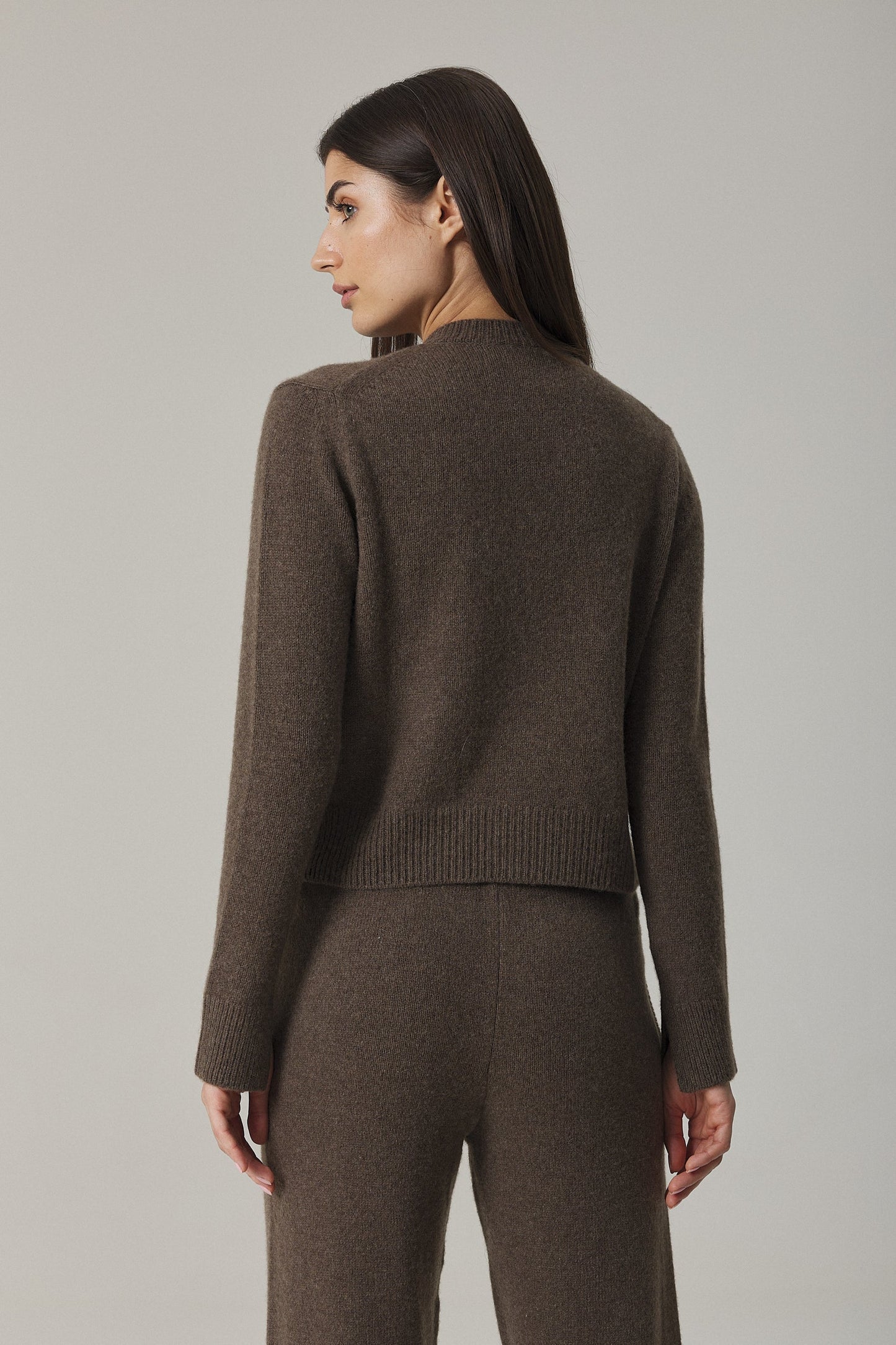 NYLA CROPPED CASHMERE CARDIGAN IN CHESTNUT