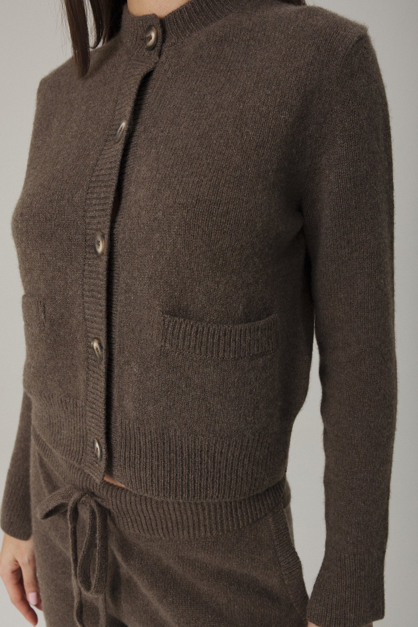 NYLA CROPPED CASHMERE CARDIGAN IN CHESTNUT