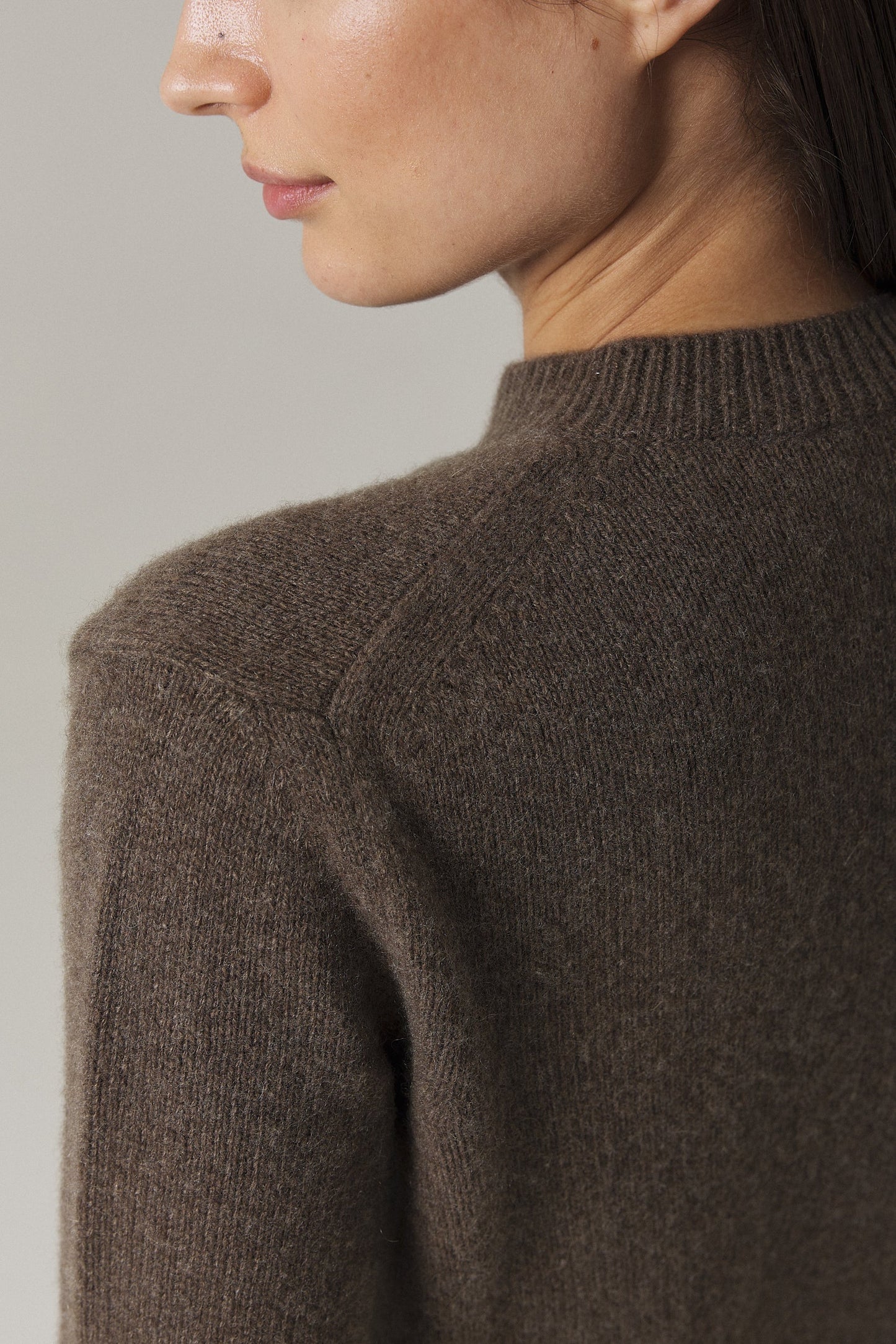 NYLA CROPPED CASHMERE CARDIGAN IN CHESTNUT